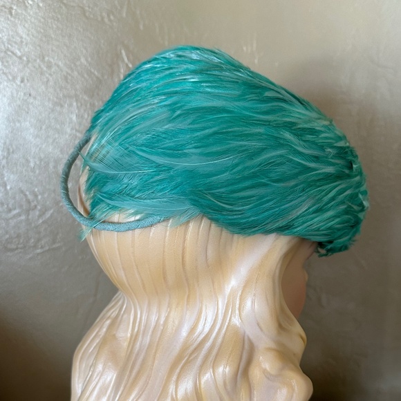 DAZZLING 1940s\' AQUA FEATHER TILT HAT WITH \